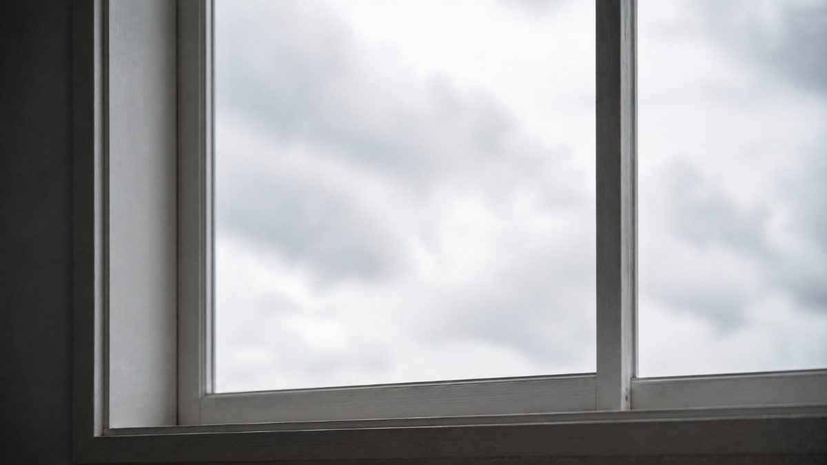 窓の外の曇り空