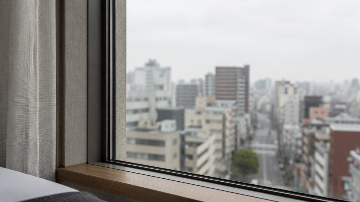ホテルの窓から見える朝の街並み