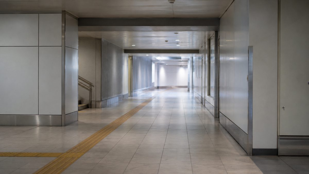 改札を抜けた先の、誰もいない通路