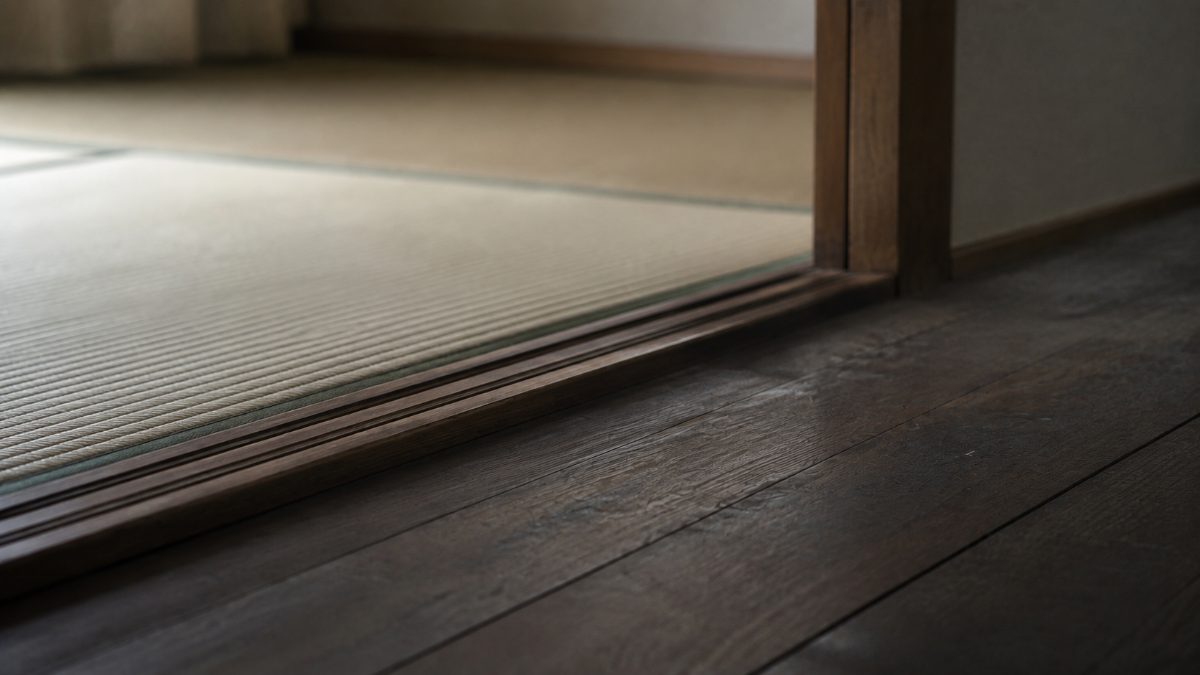 部屋の敷居と、内と外で色の違う床