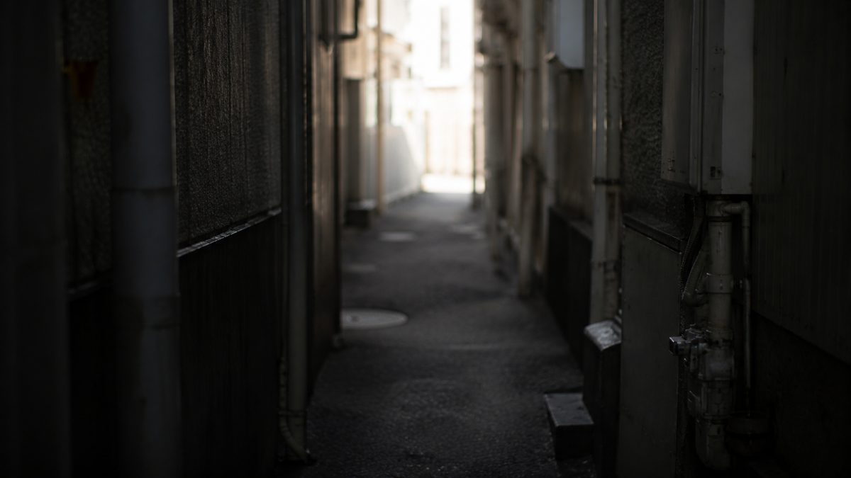 建物のあいだの細い路地