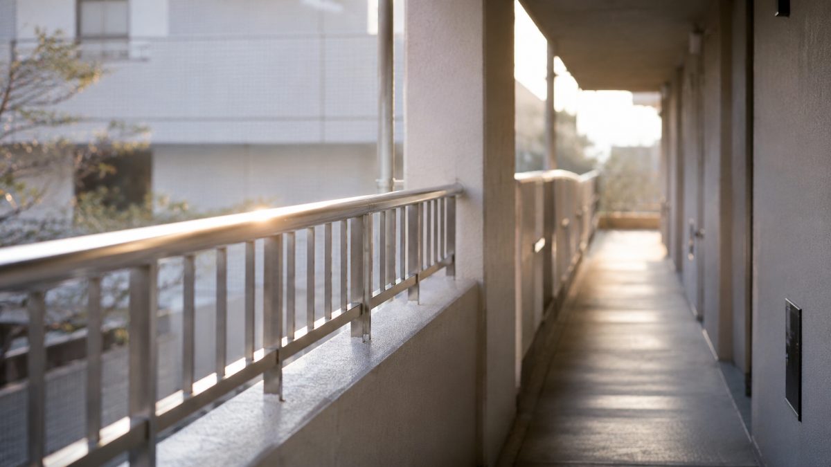 集合住宅の外廊下と、朝の光