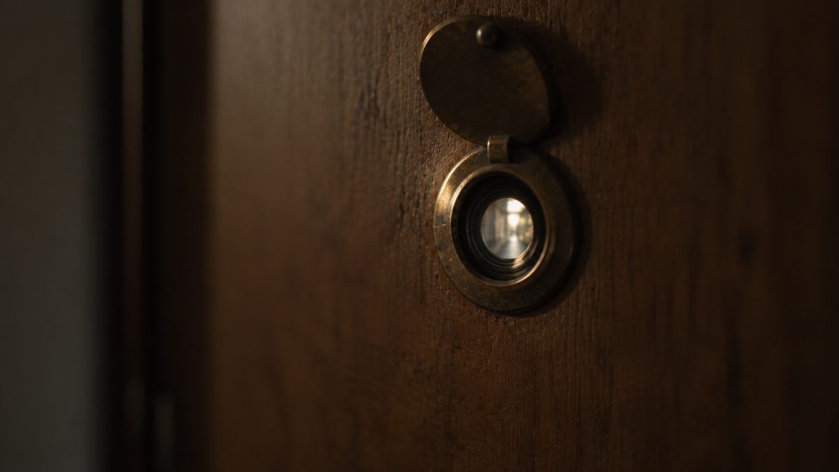 扉に取り付けられた、小さな覗き穴