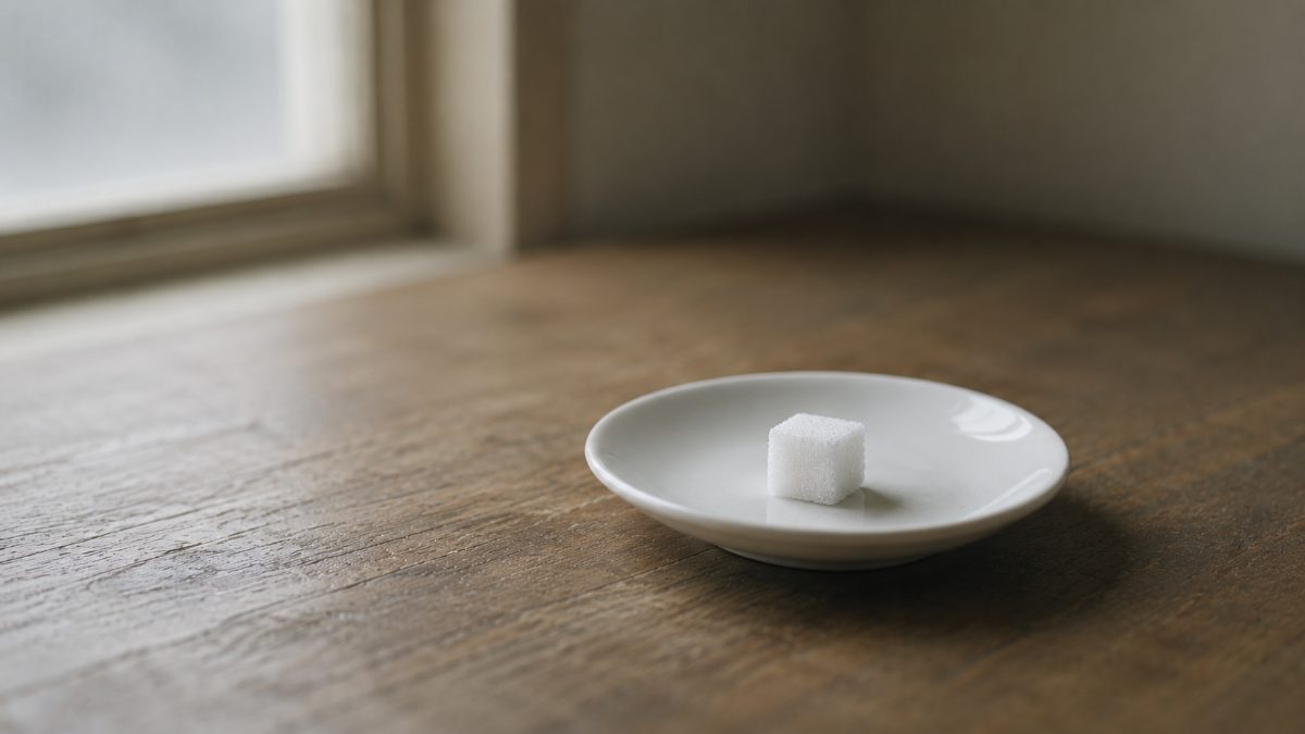 小皿にひとつだけ足された角砂糖