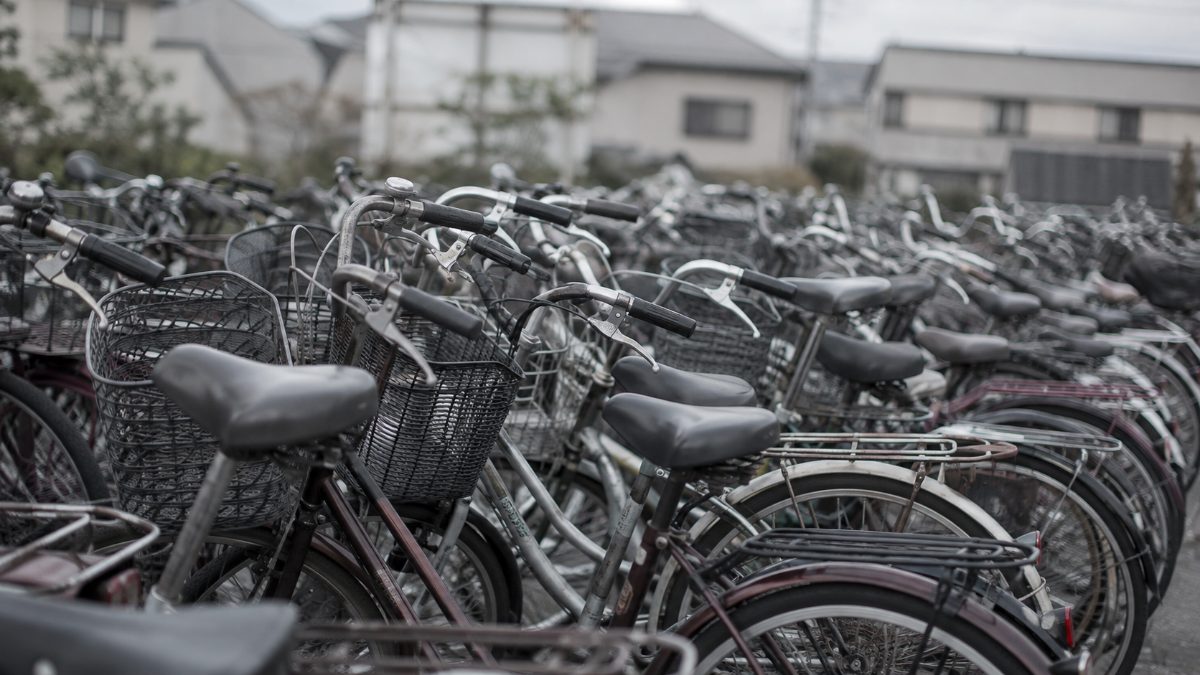 隙間なく自転車が並んだ駐輪場