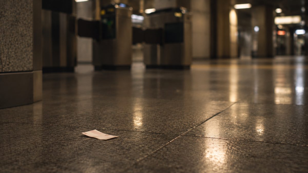 夜の駅の床に一枚だけ落ちている、使い終わった切符